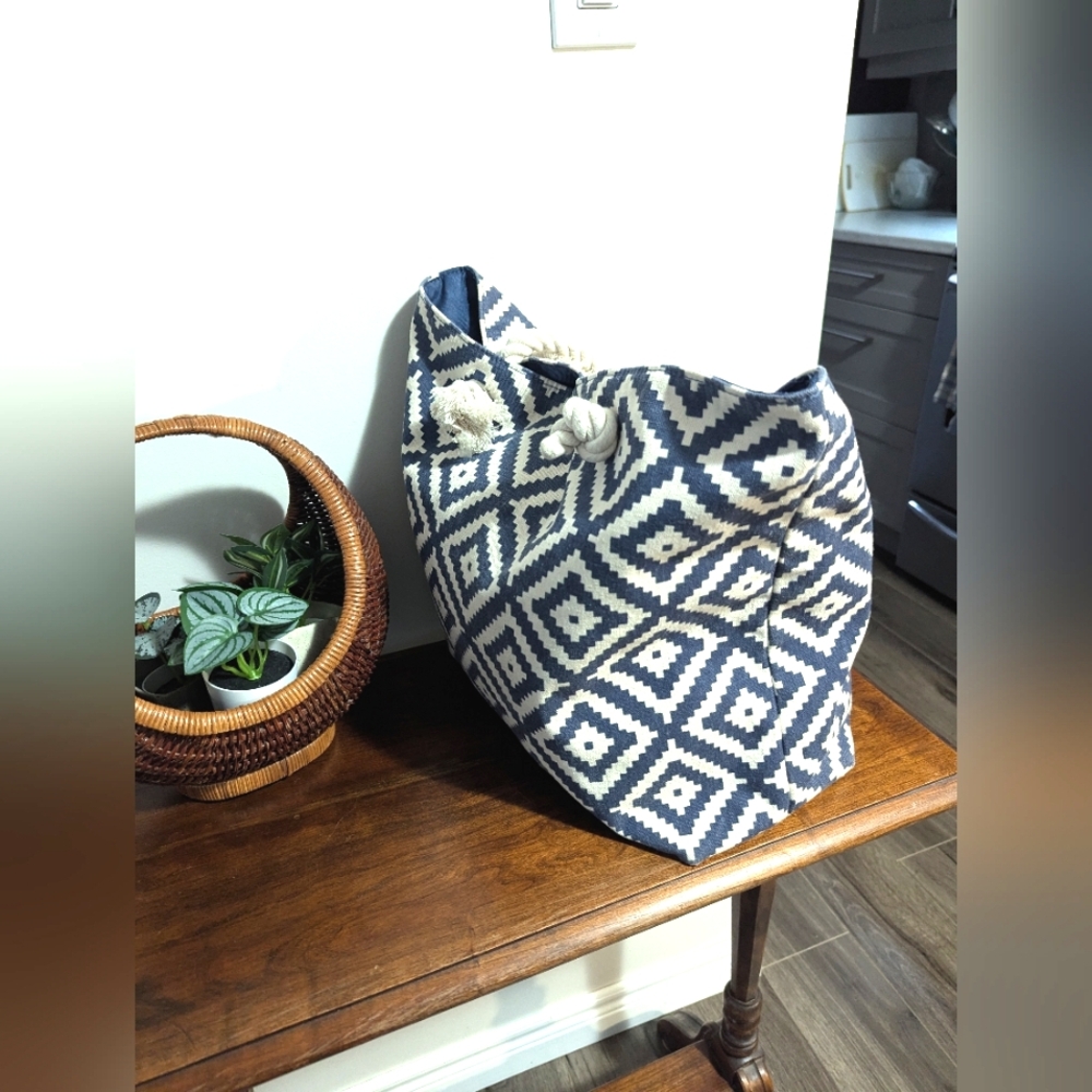 Summer & Rose  Tote Bag With Rope Handle And Magnetic Closure. Flat Bottom